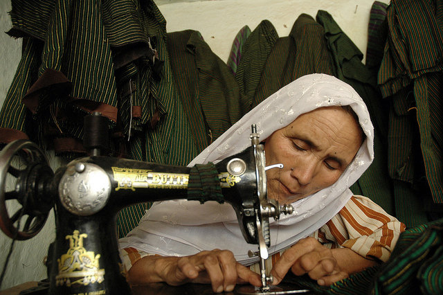 Couturière afghane  "microfinancée". I.Hashemi, Afghanistan Reconstruction Trust Fund/AusAID/Flickr (c.c)