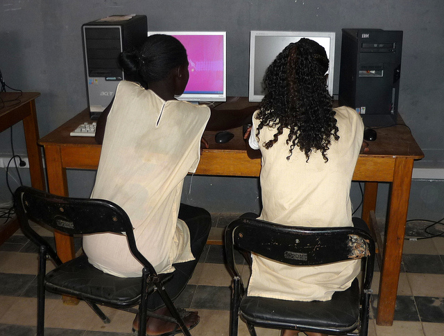 Jeunes filles utilisant internet à Thiès, Sénégal/Photo ONG Nexus/Flickr (c.c)