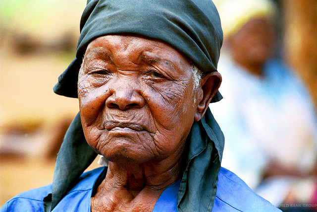Portrait d'une femme âgée. Mozambique. Photo: Eric Miller/ World Bank / Flickr (c.c)