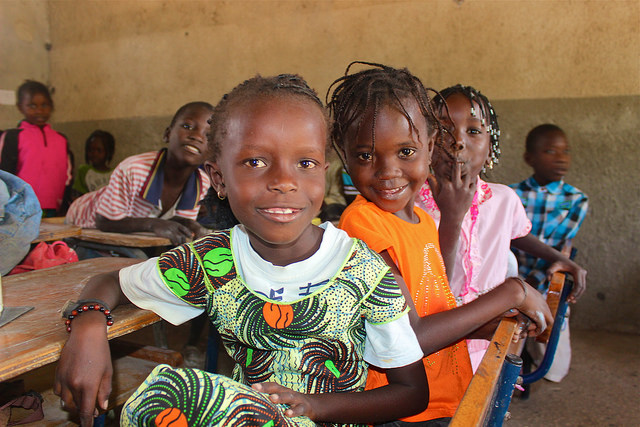 Petites filles dans une classe de primaire de Soucouta, Sénégal / Photographie UNESCO Africa / Flickr (c.c)