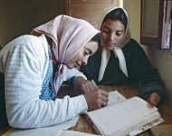 Jeunes filles en cours de littérature. Makthar.
1/Jan/1990. Makthar, Tunisie. UN Photo/Sanjeev Kumar / Flickr (c.c)