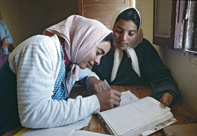 Jeunes filles en cours de littérature. Makthar. 1/Jan/1990. Makthar, Tunisie. UN Photo/Sanjeev Kumar / Flickr (c.c)