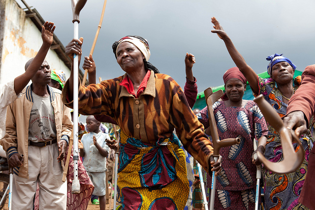 Kivu, RDC. Danse des éclopées et des aveugles, réfugiées à la suite de violences commises par les rebelles hutus en RDC / Photographie André Thiel / Flickr (c.c)