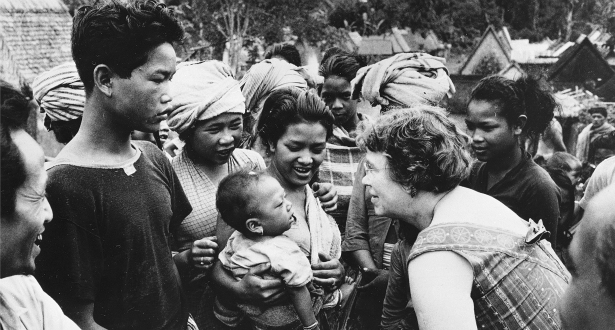 Dr. Margaret Mead, anthropologue, en visite de terrain à Bali, Indonésie, en 1957 / AP Photo