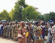 Défilé de femmes lors de la fête nationale à Cotonou le 1er août 1999