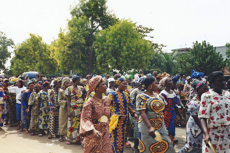 Défilé de femmes lors de la fête nationale à Cotonou le 1er août 1999