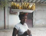Congolaise transportant des bananes / Photo Wikimedia Commons (c.c)
