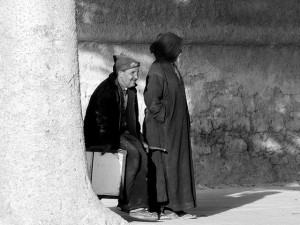  Discussion en attendant un peu de travail. Essaouira (Maroc 2009)/photographie Laure Roussel (Flickr c.c) 