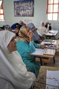 Cours d'alphabétisation pour les femmes dans une école primaire d'El Bordj (Algérie 2012)/ Photographie BTC, Belgian Development Agency fickr c.c)