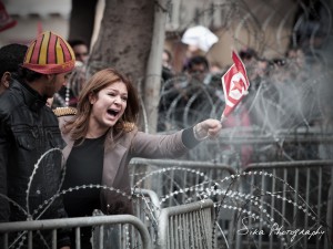 Une femme crie sa colère à Tunis contre la violence suite à l'assassinat du militant de l'opposition Chokri Belaid tué le 06 Février 2013 à Tunis. Cette scène se passe devant le Ministère de l'Intérieur Avenue Bourguiba (2013)/Photographie François Bioche (c.c)