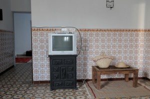 Les télévisions marocaines n'incitent pas au changement des mentalités (Maroc 2009). Photographie  philippe DEVILLIERS (flickr c.c) 