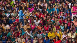 Amritsar - Foule indienne ... Les femmes d'un côté. A la cérémonie de fermeture de la frontière avec le Pakistan (2014)/ photographie  Thomas Piel (flickr c.c) 