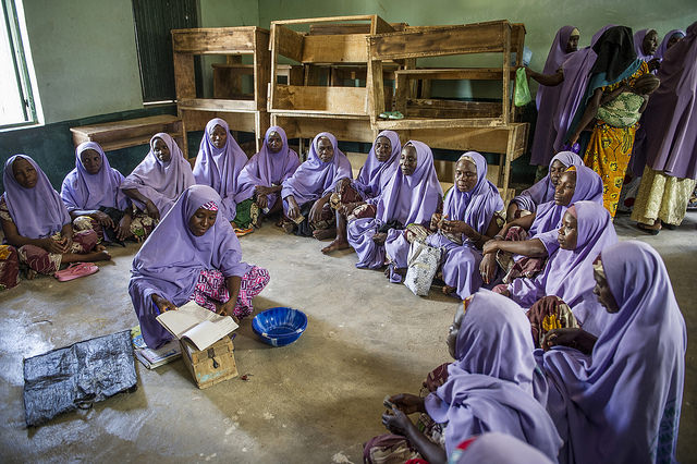 Au Nigeria, des femmes épargnent collectivement pour faire face aux besoins de santé / Photo MCHIP / Karen Kasmauski /Flickr (c.c)