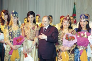 Le président algérien entouré de femmes lors de la commémoration de la journée internationale des femmes (Algérie, Mascara, 2004)/ Photographie Mourad b (flickr c.c)