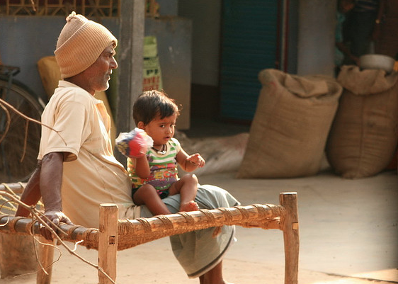 "Old Man and Grandson, West Bengal, India" / Photo Shayan Sanyal / Flickr (c.c)