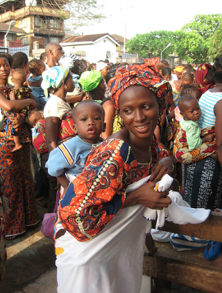 "Santé maternelle", Sierra Leone, 2010". En 2010 le Sierra Leone a mis en placela gratuité des soins pour les femmes enceintes et allaitantes / Photo Robert Yates / Department for International Development / Flickr (c.c)
