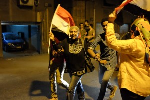 Le Caire, 3 juillet 2013 :après l'annonce du départ du président Morsi, c'est la liesse dans les rues : klaxons, feux d'artifices, chants. Jeunes, vieux, hommes, femmes, enfants, tous se retrouvent/ Photographie Yann Renoult (flickr c.c)