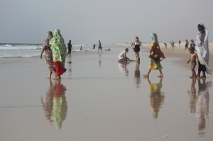 Femmes mauritaniennes à la plage/Photographie  Carlos Reis (flickr c.c) 